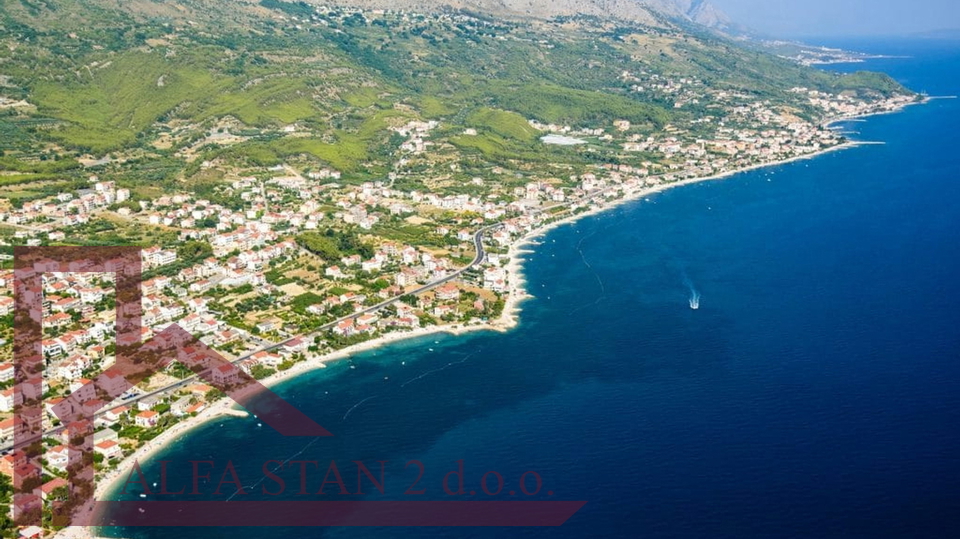 Terreno con vista aperta per la costruzione di una villa, spese comunali pagate e cantiere registrato.