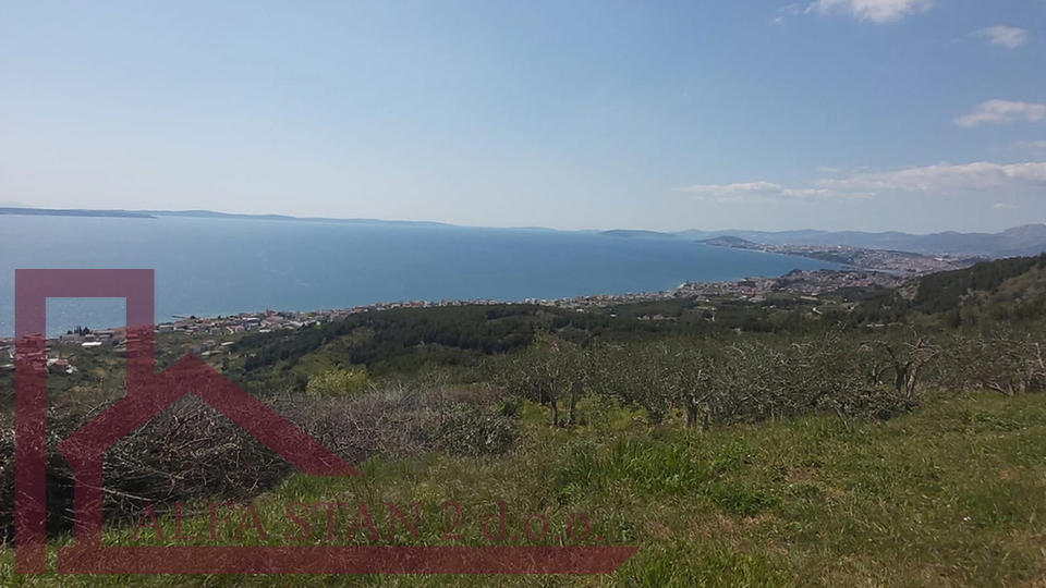 Terreno con vista aperta per la costruzione di una villa, spese comunali pagate e cantiere registrato.