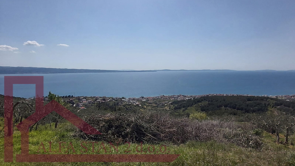 Terreno con vista aperta per la costruzione di una villa, spese comunali pagate e cantiere registrato.