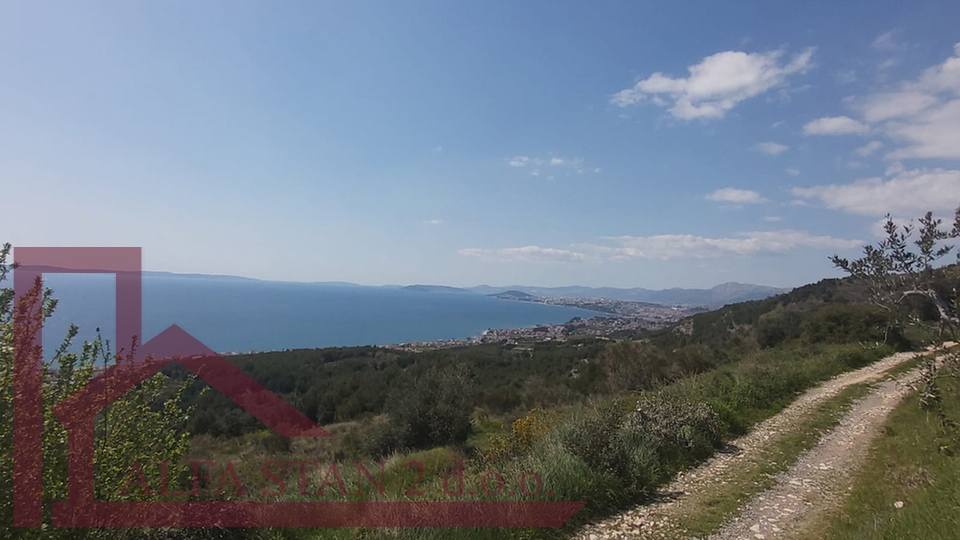 Terreno con vista aperta per la costruzione di una villa, spese comunali pagate e cantiere registrato.