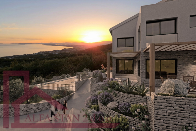 Terreno con vista aperta per la costruzione di una villa, spese comunali pagate e cantiere registrato.