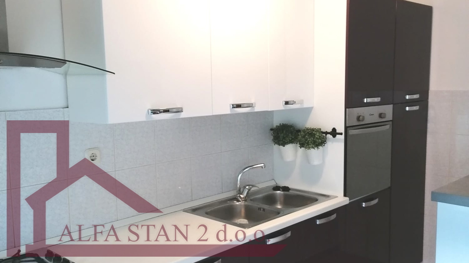 Solin&comma; ku&cacute;a sa dva  stana po 80 m2