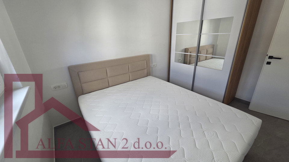 Trogir&comma; prvo useljenje&comma; dugoro&ccaron;ni najam dvosobnog stana