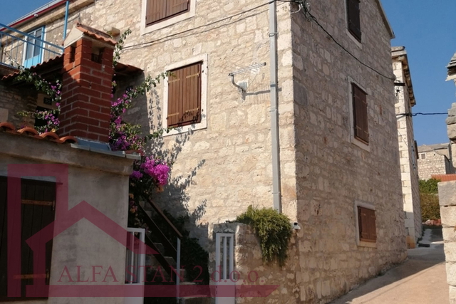 Šolta, Donje selo, Renovated stone house with two bedrooms and a yard