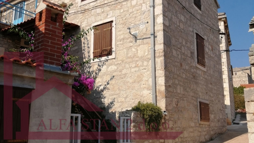 Casa in pietra ristrutturata con due camere da letto e cortile