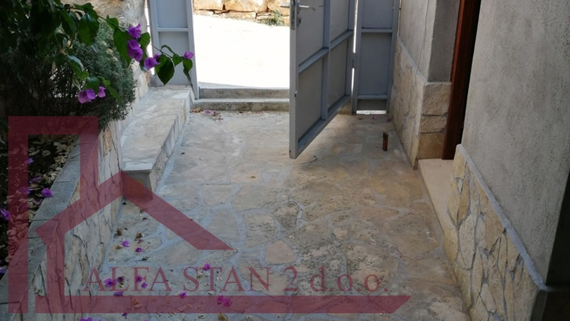 Casa in pietra ristrutturata con due camere da letto e cortile