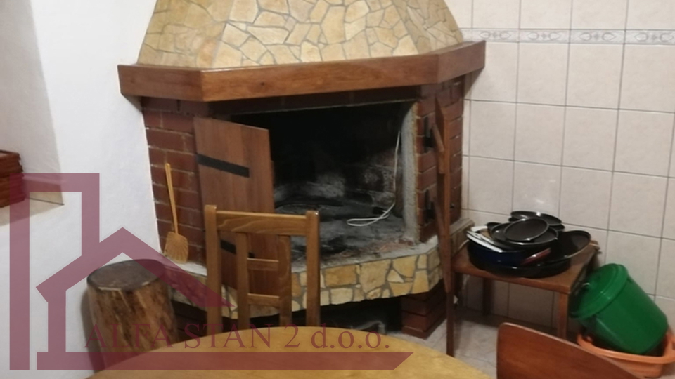 Renoviertes Steinhaus mit zwei Schlafzimmern und einem Hof