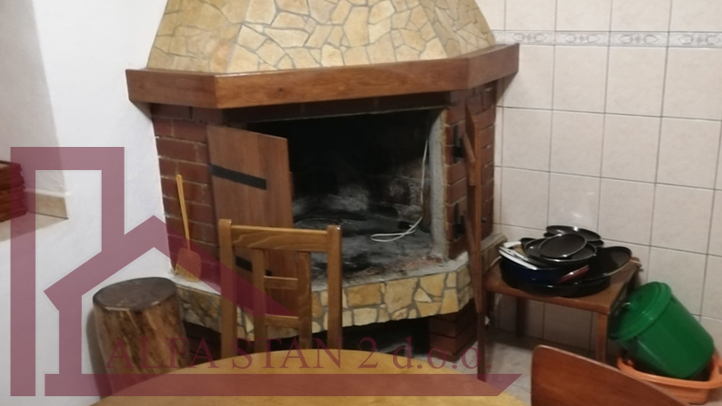Casa in pietra ristrutturata con due camere da letto e cortile