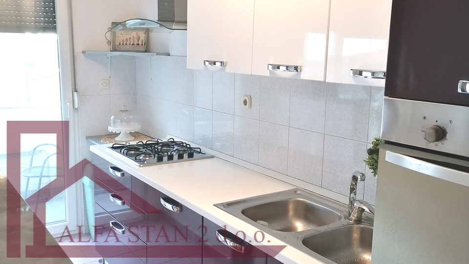 Solin&comma; ku&cacute;a sa dva  stana po 80 m2