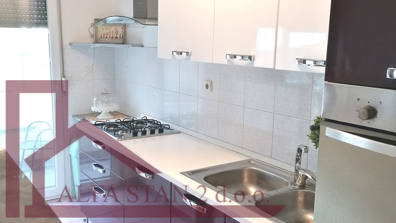 Solin&comma; ku&cacute;a sa dva  stana po 80 m2