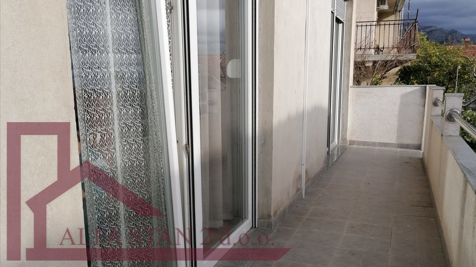 Solin&comma; ku&cacute;a sa dva  stana po 80 m2