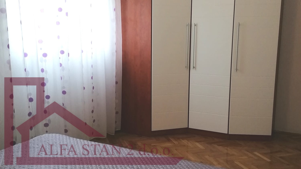 Solin&comma; ku&cacute;a sa dva  stana po 80 m2