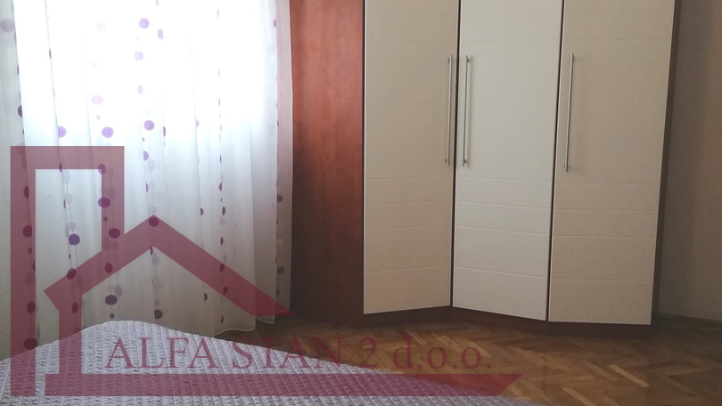 Solin&comma; ku&cacute;a sa dva  stana po 80 m2