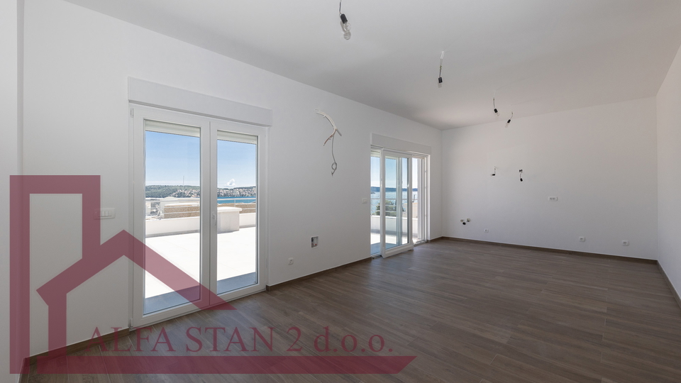 Luxuriöses Penthouse mit Meerblick in einem Gebäude mit Schwimmbad