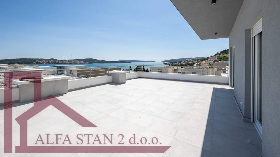 Luxuriöses Penthouse mit Meerblick in einem Gebäude mit Schwimmbad
