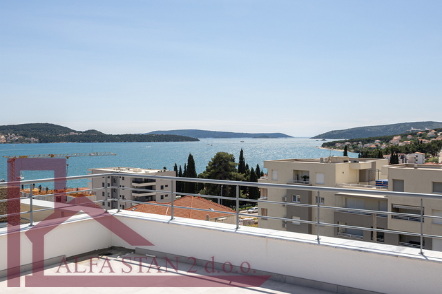 Luxuriöses Penthouse mit Meerblick in einem Gebäude mit Schwimmbad
