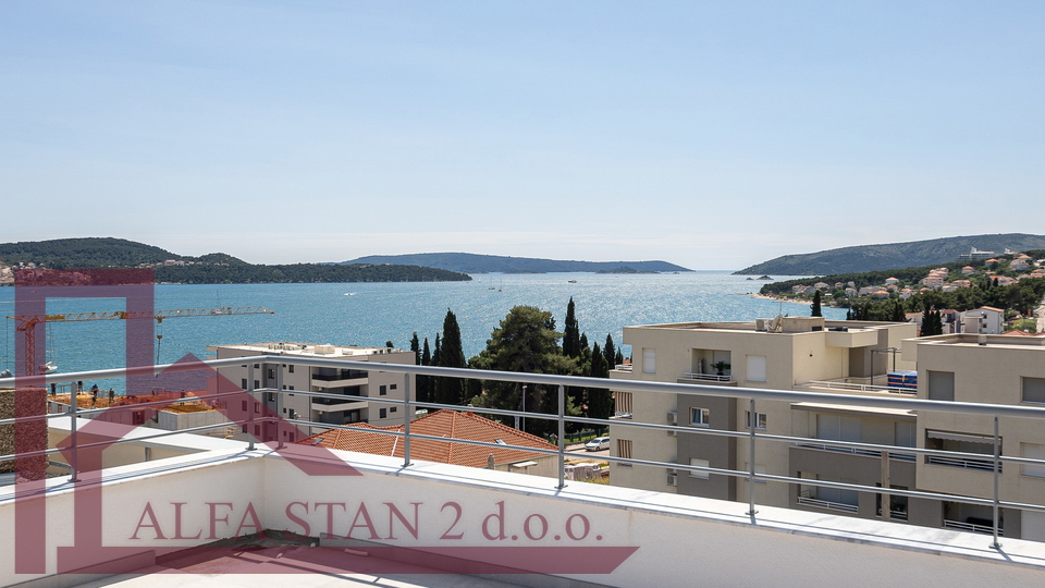 Luxuriöses Penthouse mit Meerblick in einem Gebäude mit Schwimmbad