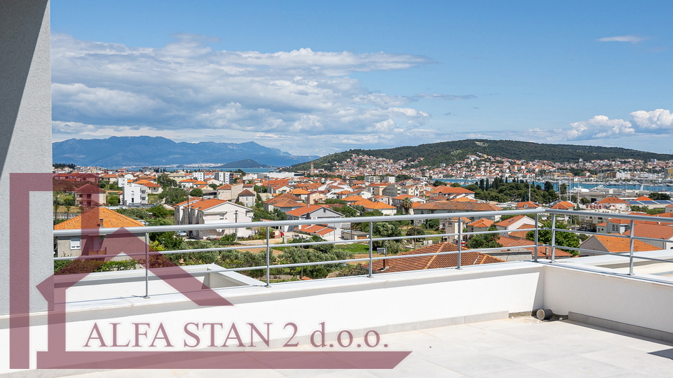 Luxuriöses Penthouse mit Meerblick in einem Gebäude mit Schwimmbad