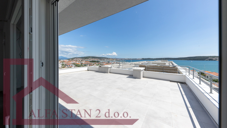 Luxuriöses Penthouse mit Meerblick in einem Gebäude mit Schwimmbad