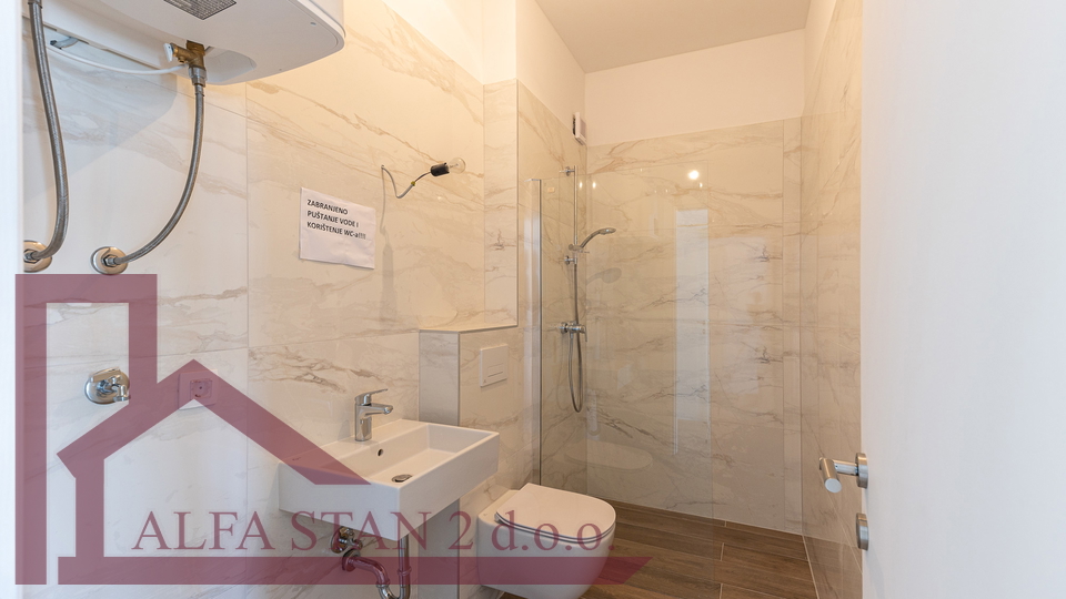 Luxuriöses Penthouse mit Meerblick in einem Gebäude mit Schwimmbad