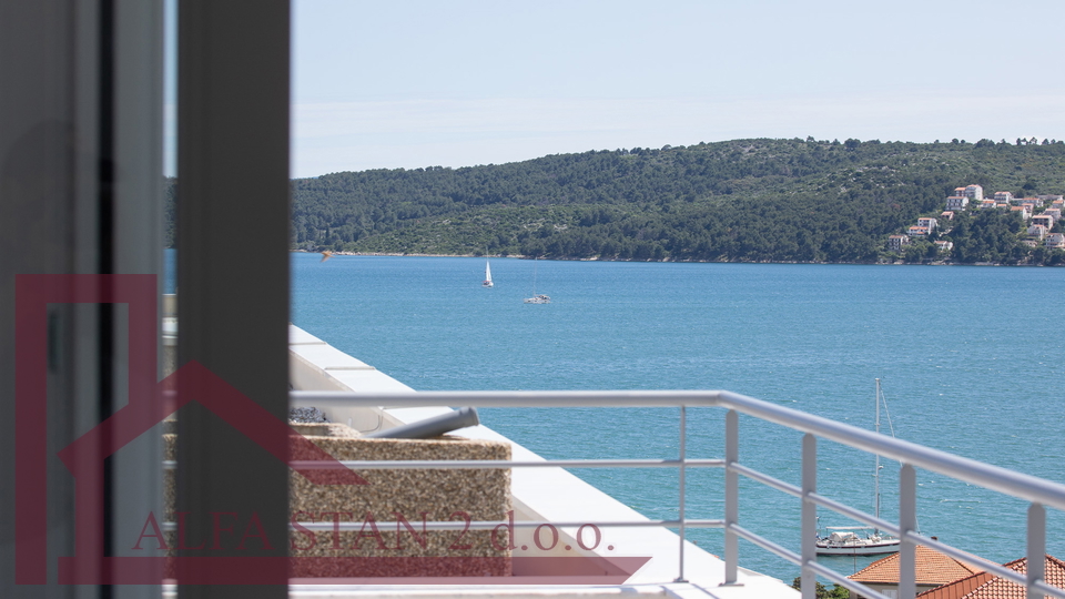 Luxuriöses Penthouse mit Meerblick in einem Gebäude mit Schwimmbad