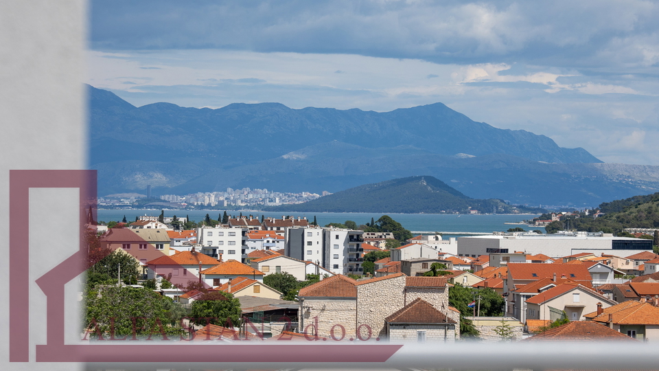 Luxuriöses Penthouse mit Meerblick in einem Gebäude mit Schwimmbad