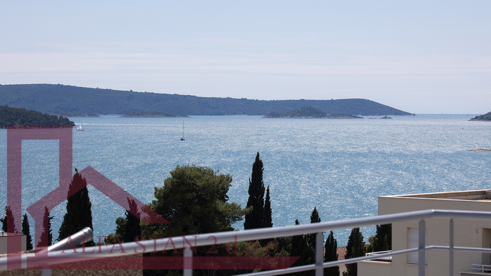 Luxuriöses Penthouse mit Meerblick in einem Gebäude mit Schwimmbad