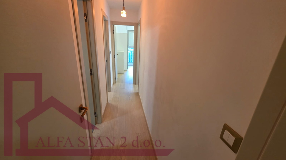 PRVO USELJENJE!!Renoviran trosobni stan za dugoročni najam