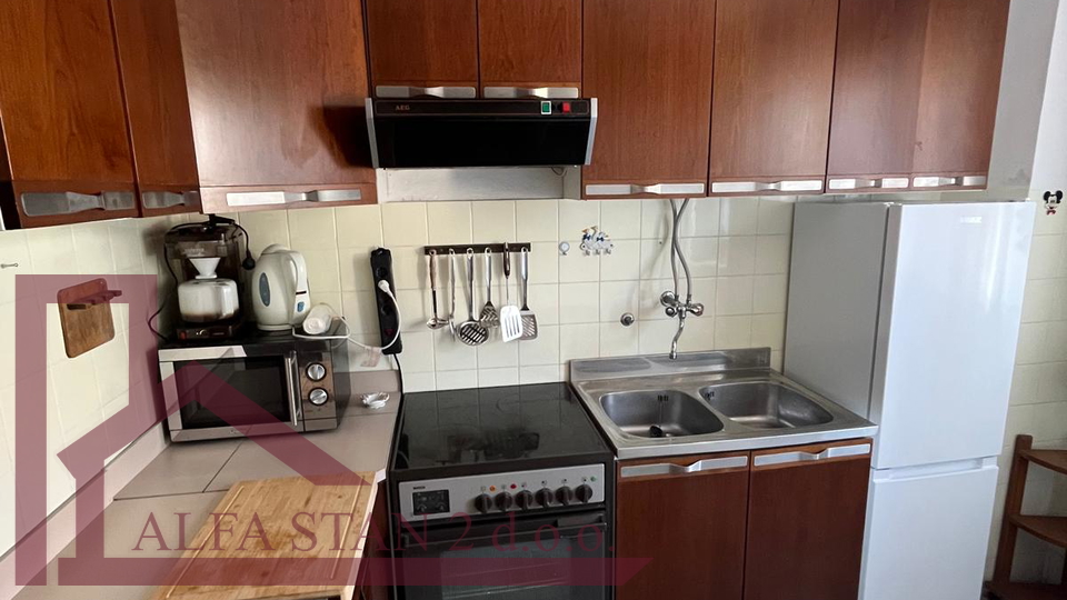 Seget Donji trosoban stan za radnike -dugoročni najam 200€ po osobi