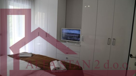 Podstrana&comma; Luksuzan dvosoban stan DUGORO&Ccaron;NI NAJAM&comma; 50 metara od mora