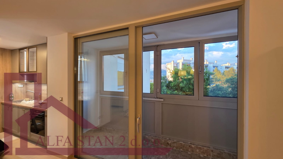 PRVO USELJENJE!!Renoviran trosobni stan za dugoročni najam