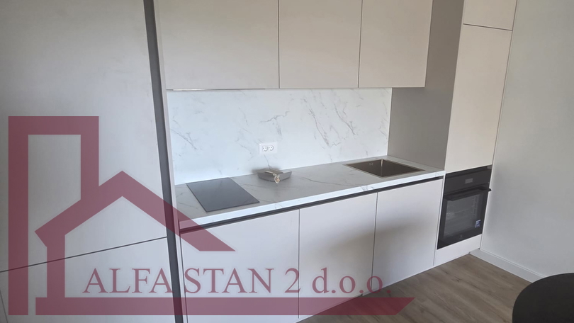 ERSTBEZUG &ndash; SONNIGE ZWEIZIMMERWOHNUNG MIT GROSSER TERRASSE UND GARAGENSTELLPLATZ &ndash; MAKARSKA