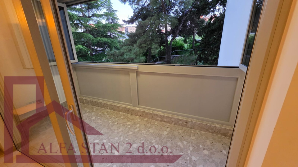 PRVO USELJENJE!!Renoviran trosobni stan za dugoročni najam