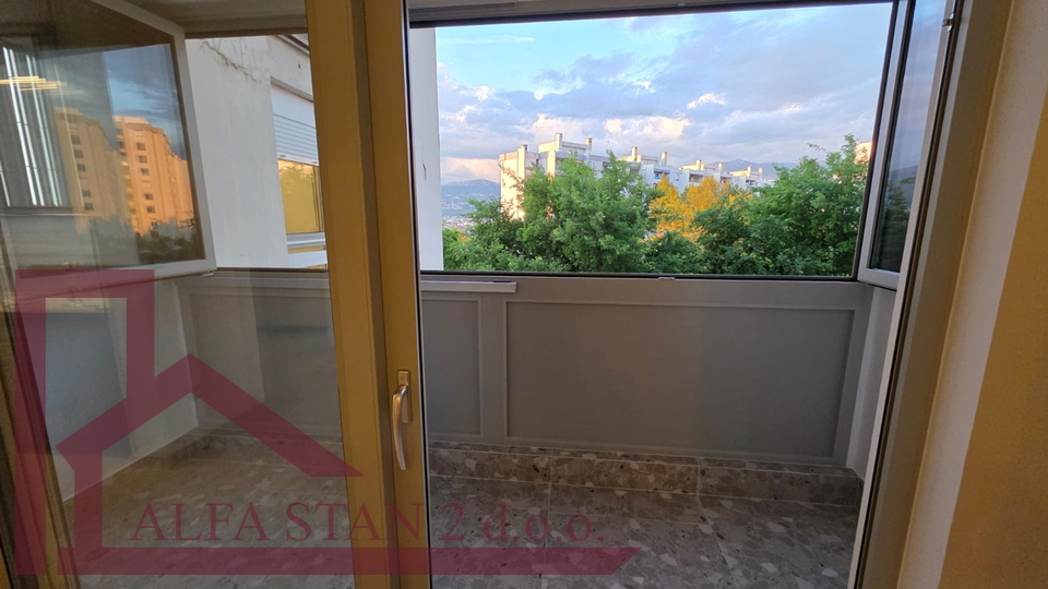 PRVO USELJENJE!!Renoviran trosobni stan za dugoročni najam