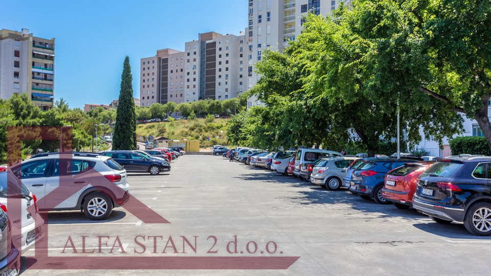 PRVO USELJENJE!!Renoviran trosobni stan za dugoročni najam
