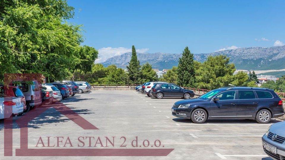 PRVO USELJENJE!!Renoviran trosobni stan za dugoročni najam