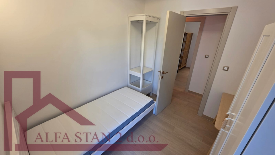 PRVO USELJENJE!!Renoviran trosobni stan za dugoročni najam