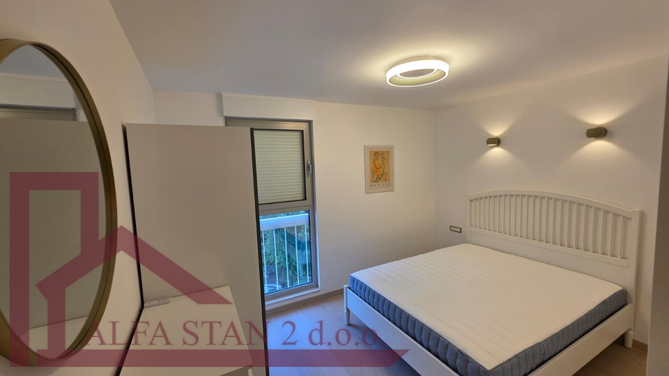 PRVO USELJENJE!!Renoviran trosobni stan za dugoročni najam