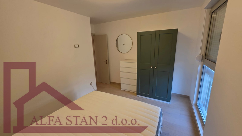 PRVO USELJENJE!!Renoviran trosobni stan za dugoročni najam