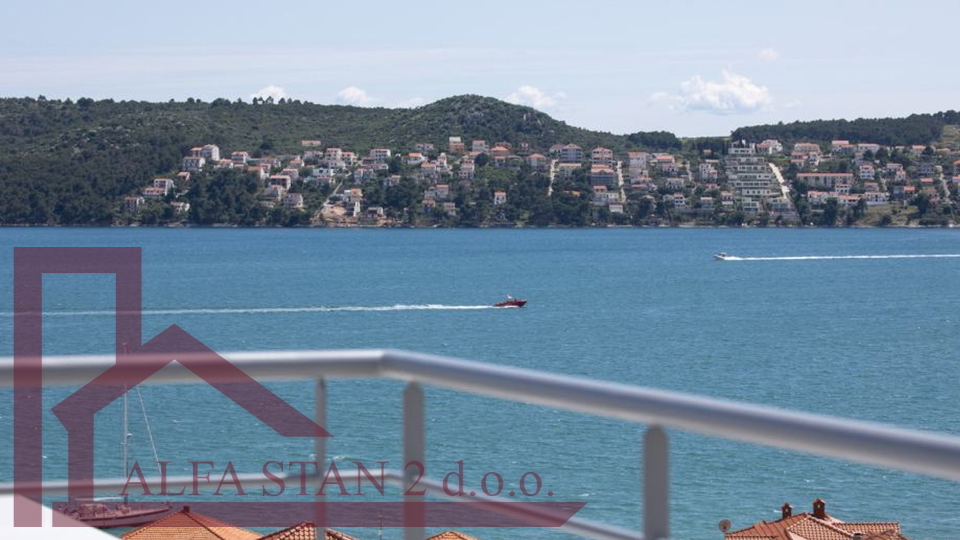 Luxuriöses Penthouse mit Meerblick in einem Gebäude mit Schwimmbad