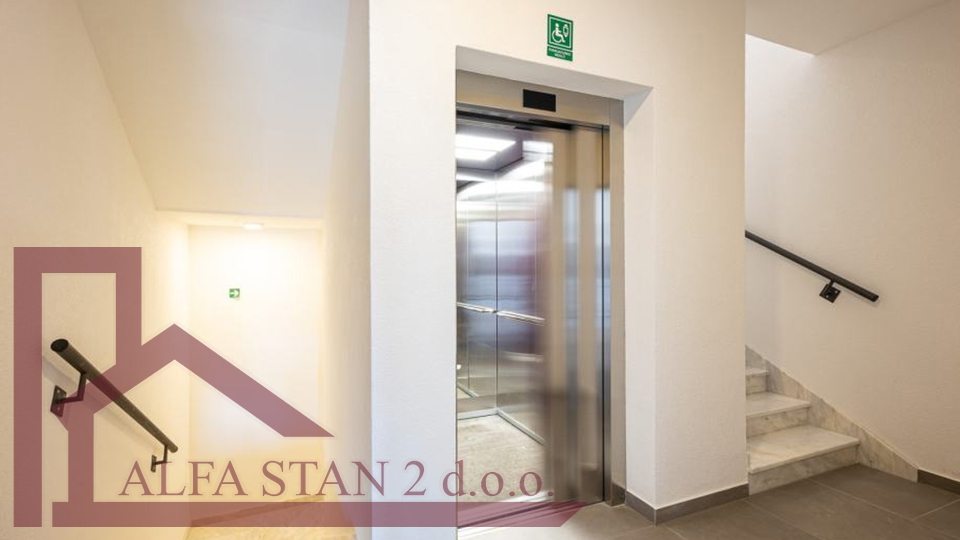 Luxuriöses Penthouse mit Meerblick in einem Gebäude mit Schwimmbad