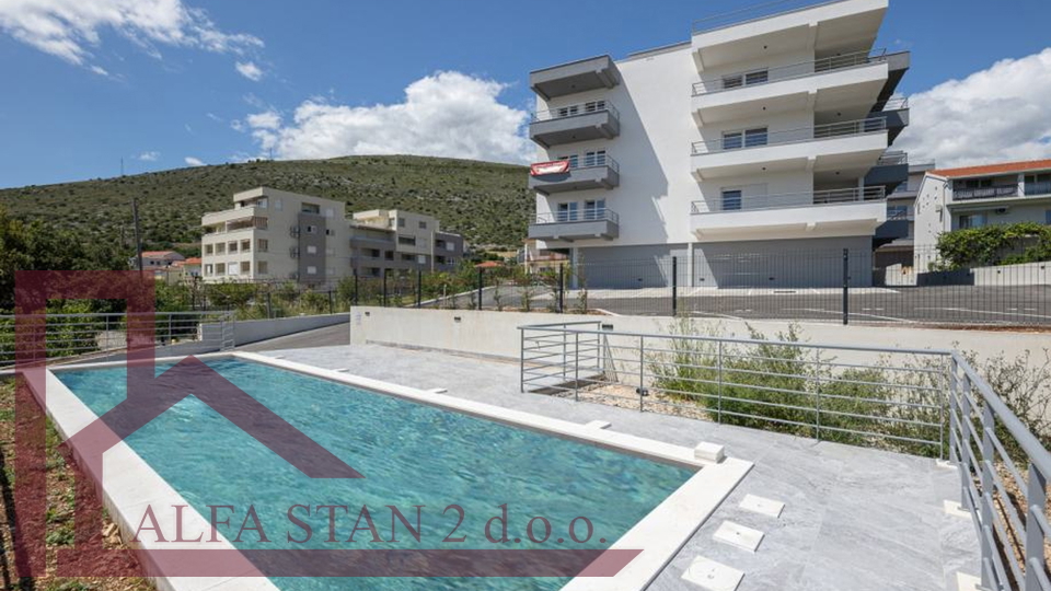 Luxuriöses Penthouse mit Meerblick in einem Gebäude mit Schwimmbad