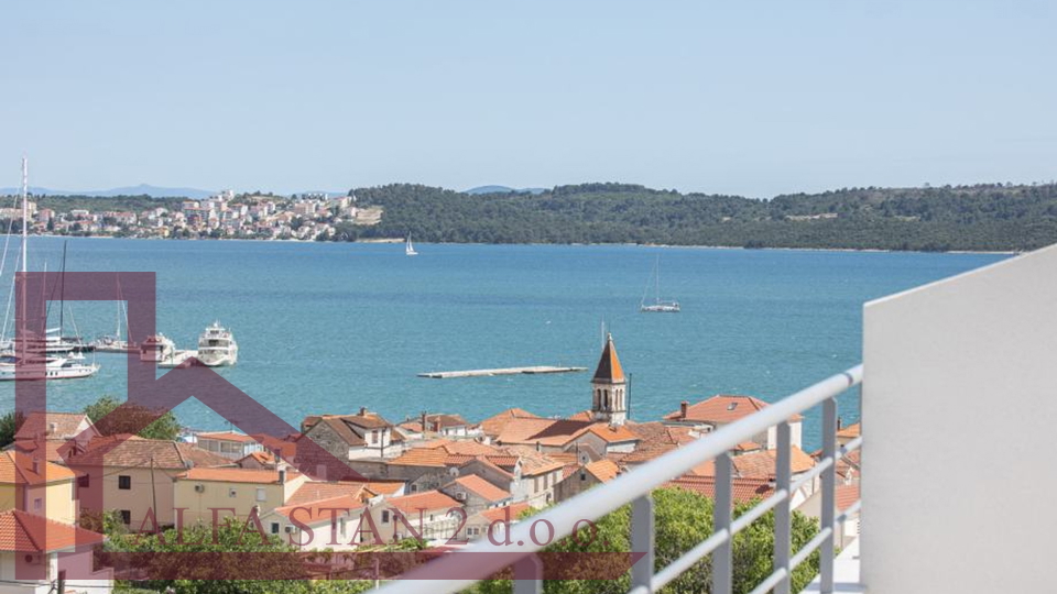 Luxuriöses Penthouse mit Meerblick in einem Gebäude mit Schwimmbad