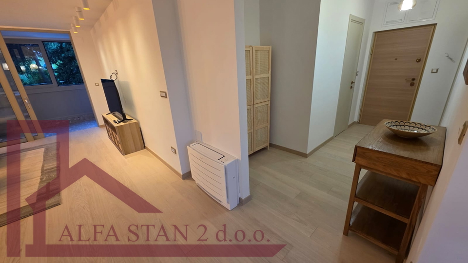 PRVO USELJENJE!!Renoviran trosobni stan za dugoročni najam