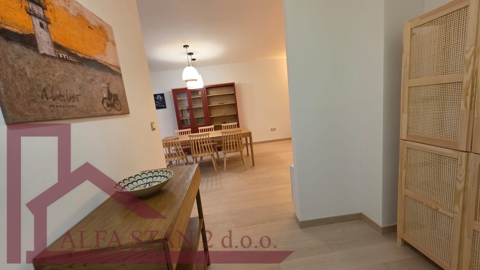 PRVO USELJENJE!!Renoviran trosobni stan za dugoročni najam