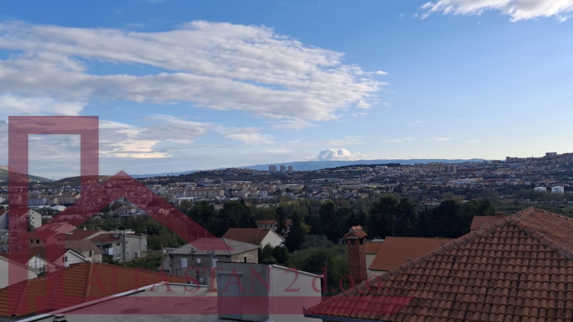 Solin&comma; ku&cacute;a sa dva  stana po 80 m2