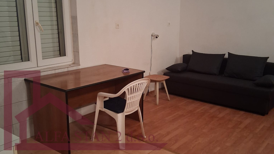 Dugoročan najam garsonjere Dračevac