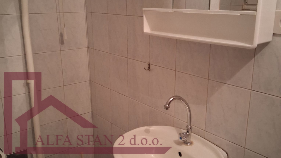 Dugoročan najam garsonjere Dračevac