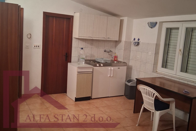 Dugoročan najam garsonjere Dračevac