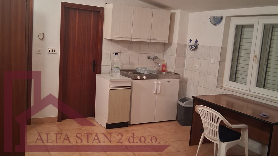 Dugoročan najam garsonjere Dračevac